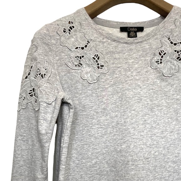 SM•DALIA•GORGEOUS GREY SWEATSHIRT W FLORAL DETAIL• - Picture 2 of 4